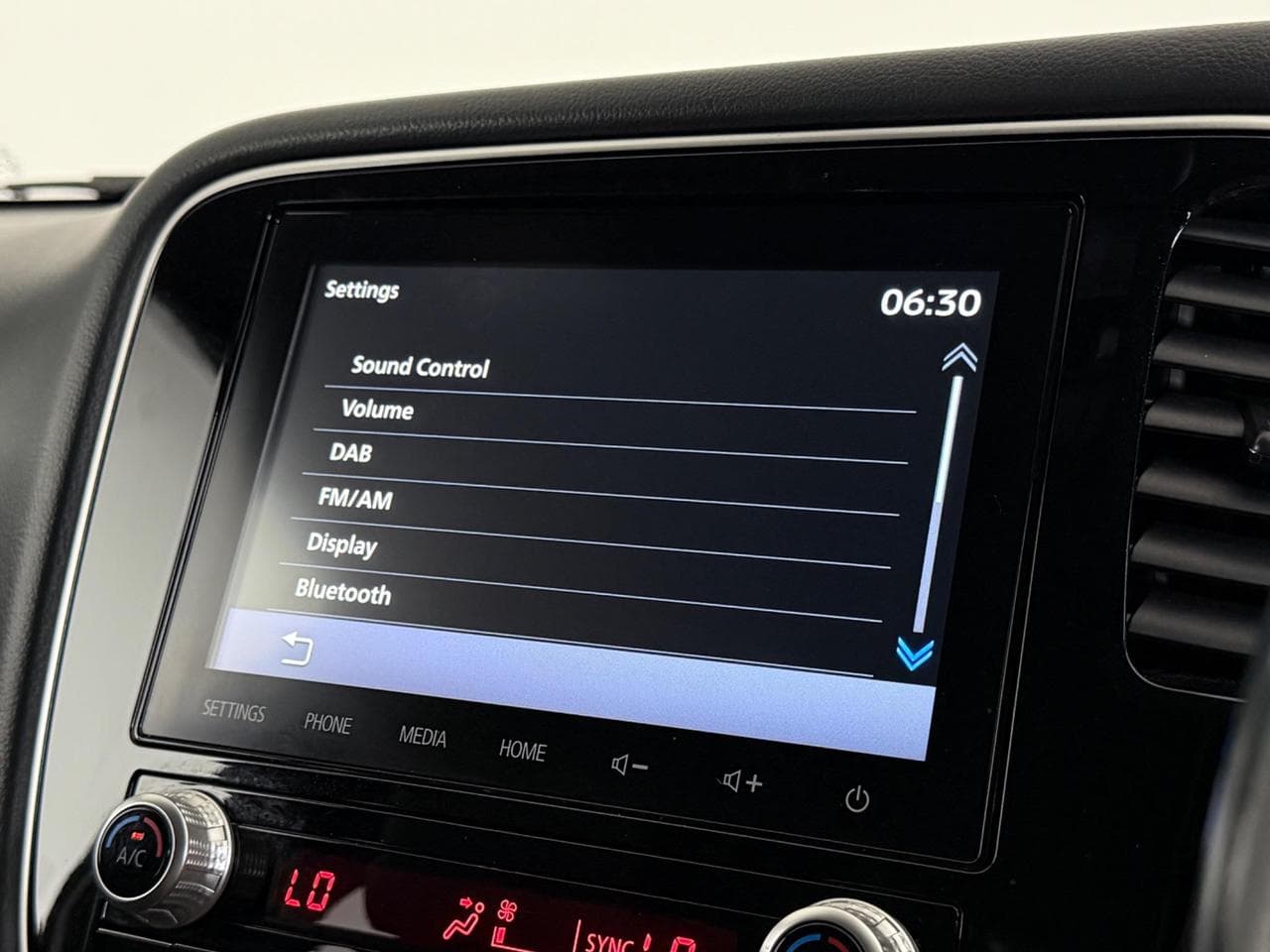 Mitsubishi Outlander thumbnail Infotainment System