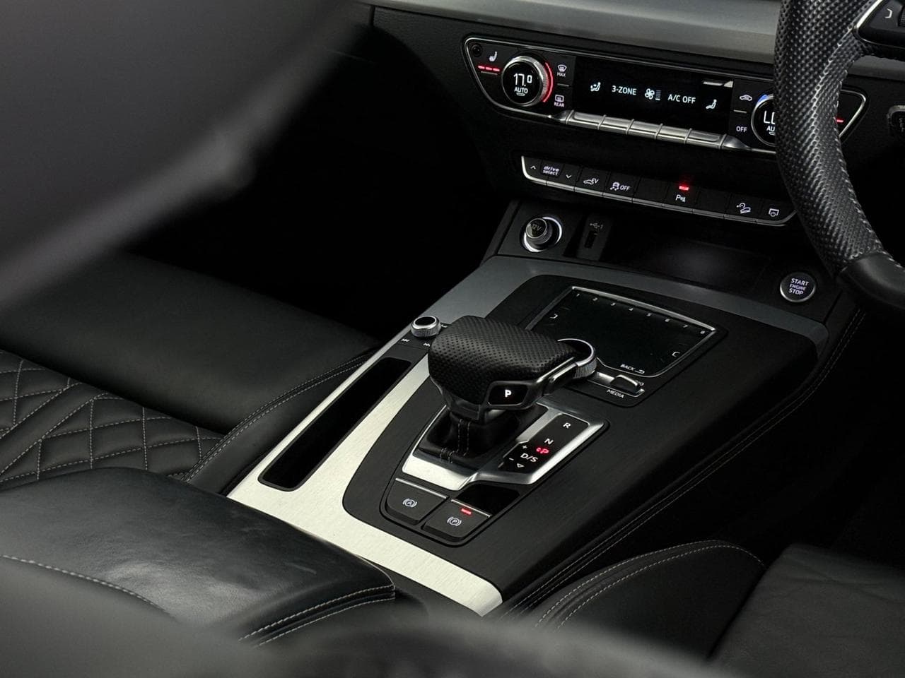 AUDI Q5 thumbnail Interior Front