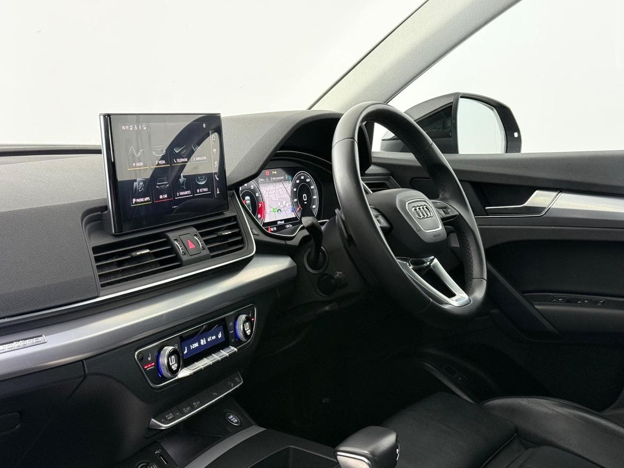 AUDI Q5 thumbnail Interior Front