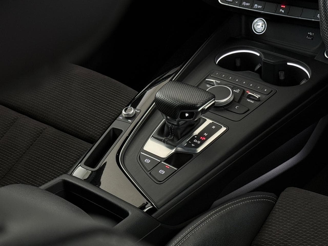 AUDI A4 thumbnail Interior Front