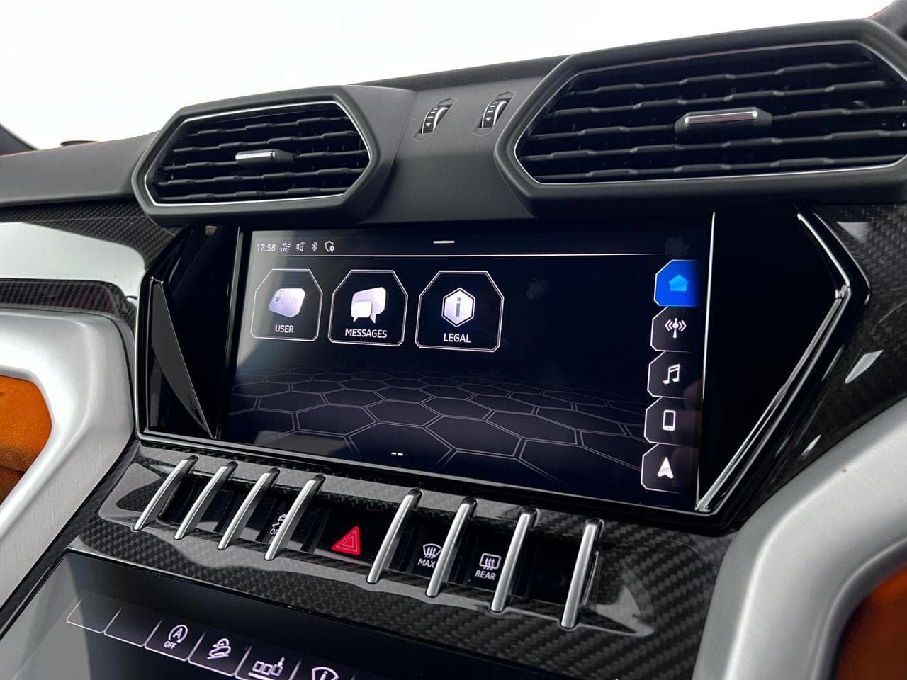 LAMBORGHINI Urus thumbnail Infotainment System