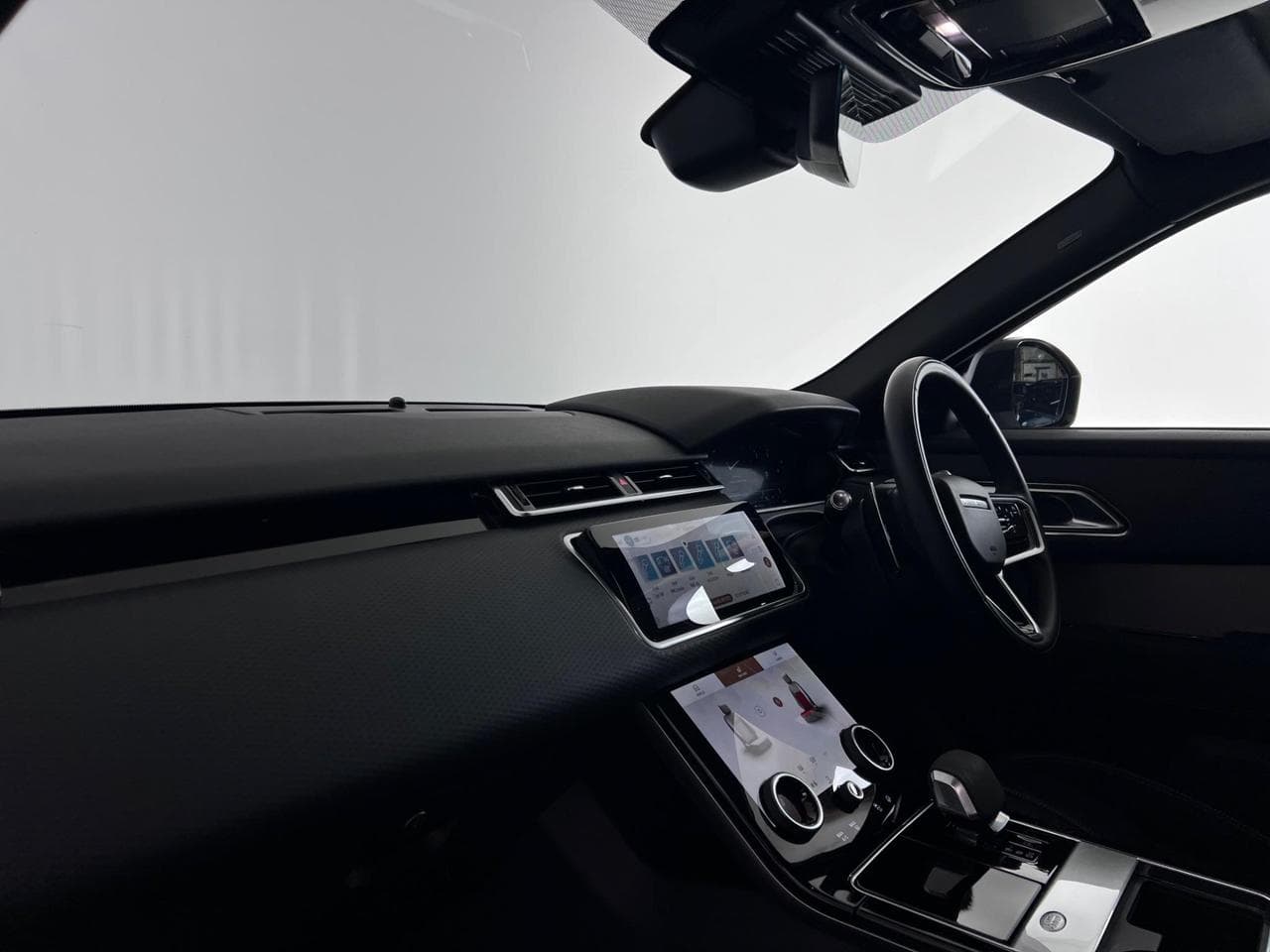 LAND ROVER RANGE ROVER VELAR thumbnail Interior Front