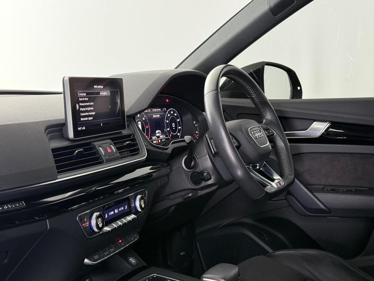 AUDI Q5 thumbnail Interior Front