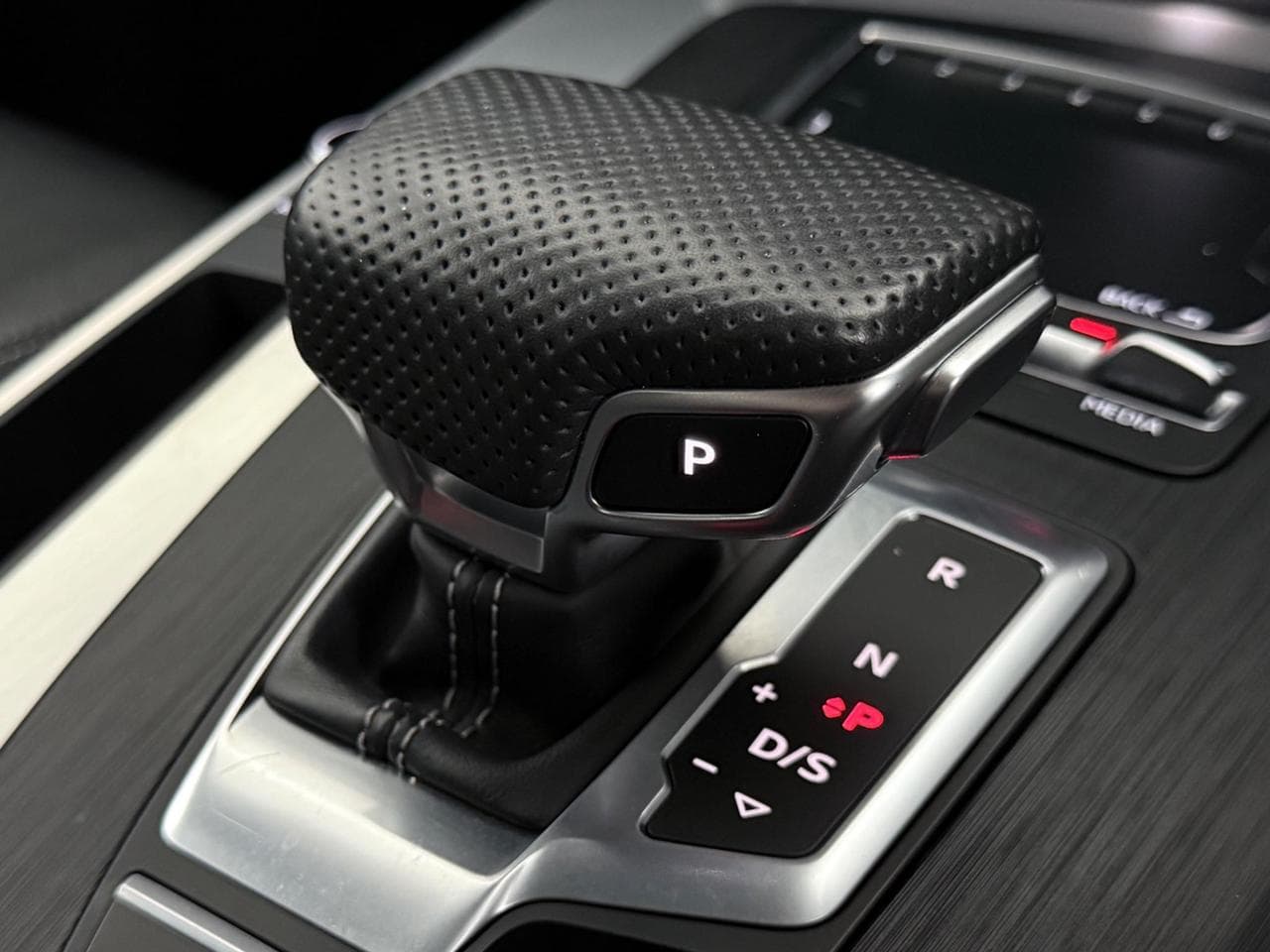 AUDI Q5 thumbnail Interior Front