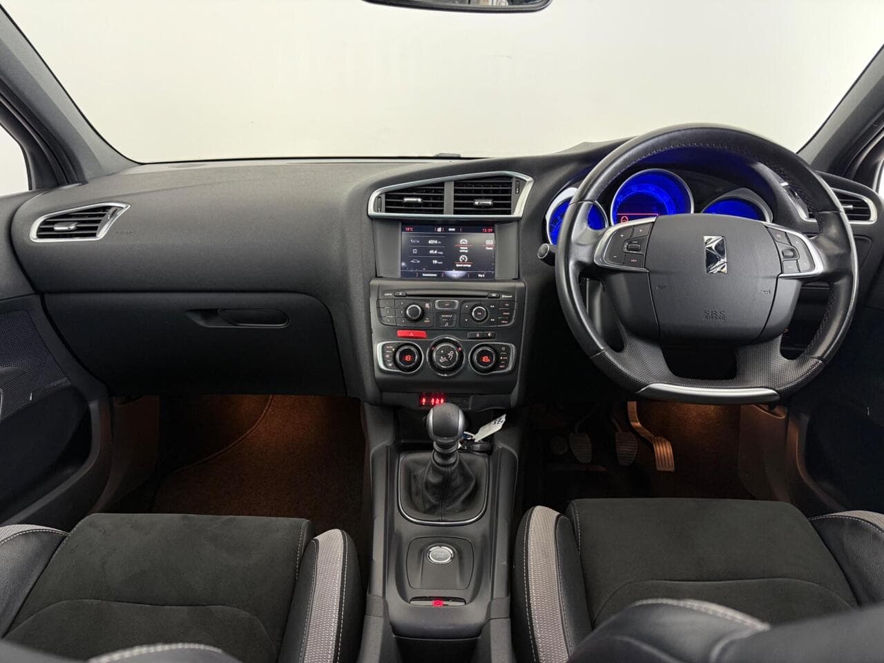 DS 4 thumbnail Interior Front