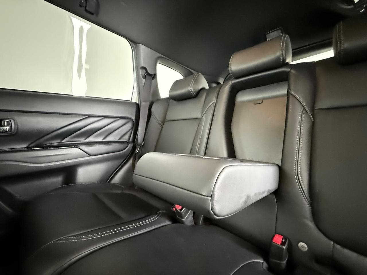 Mitsubishi Outlander thumbnail Seats Rear