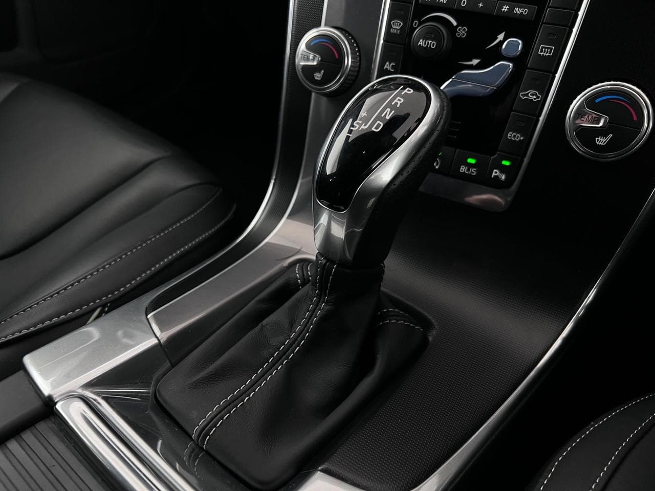 VOLVO S60 thumbnail Interior Front