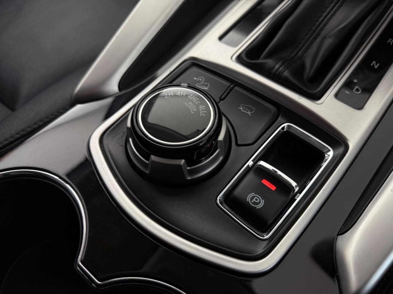 MITSUBISHI Shogun Sport thumbnail Interior Front