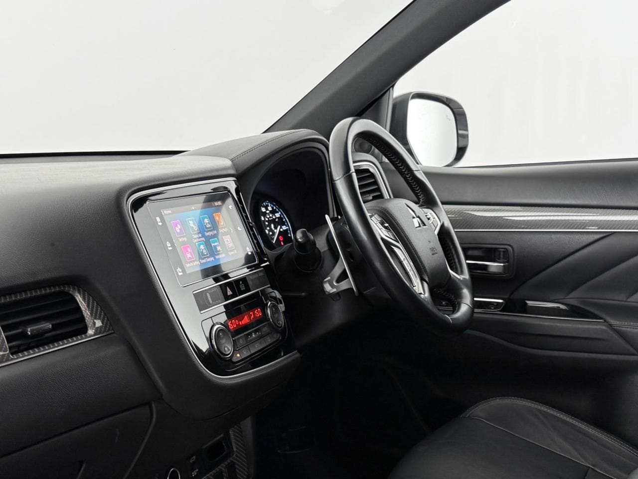 MITSUBISHI OUTLANDER thumbnail Interior Front