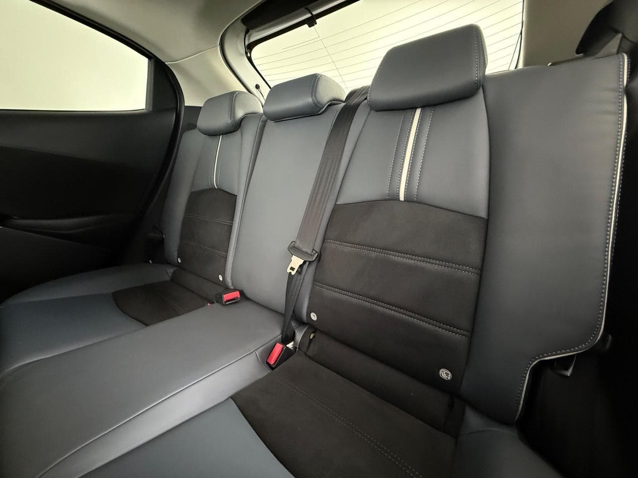 MAZDA 2 thumbnail Seats Rear