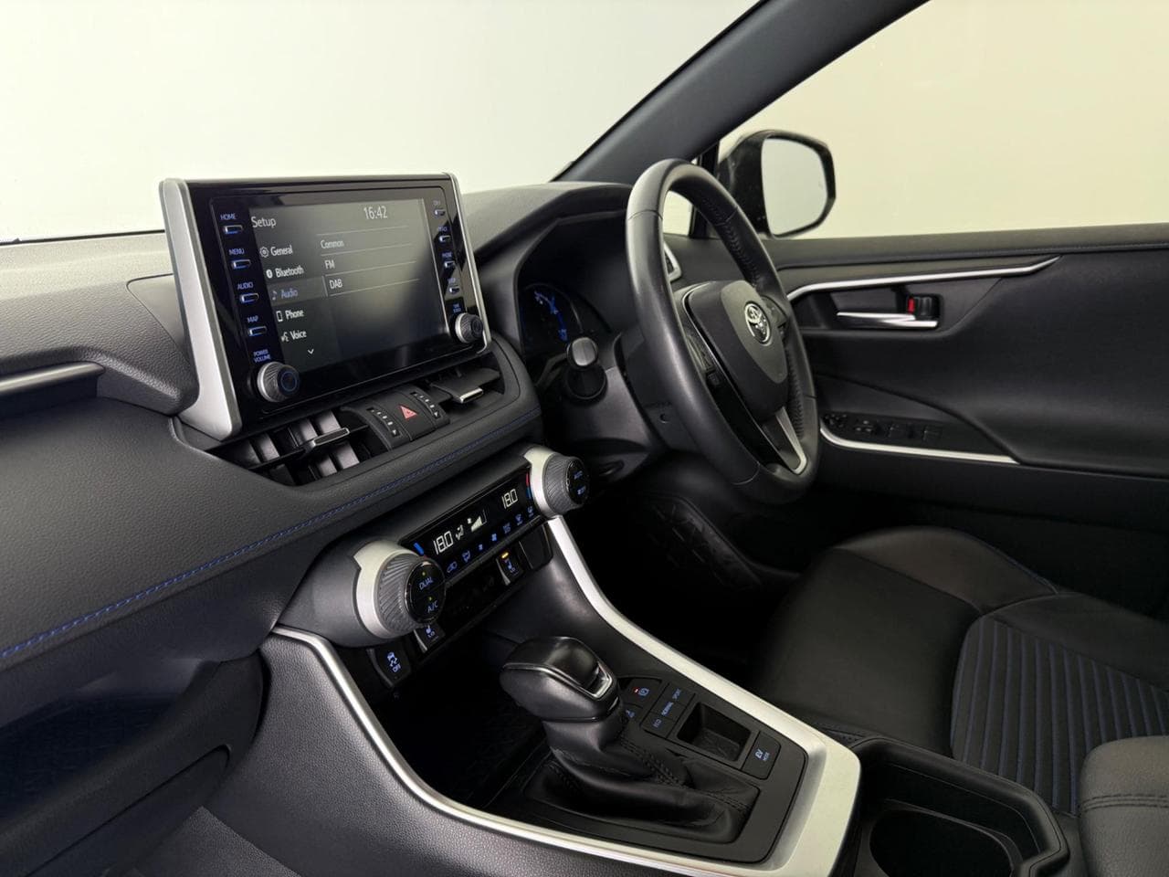 TOYOTA RAV4 thumbnail Interior Front
