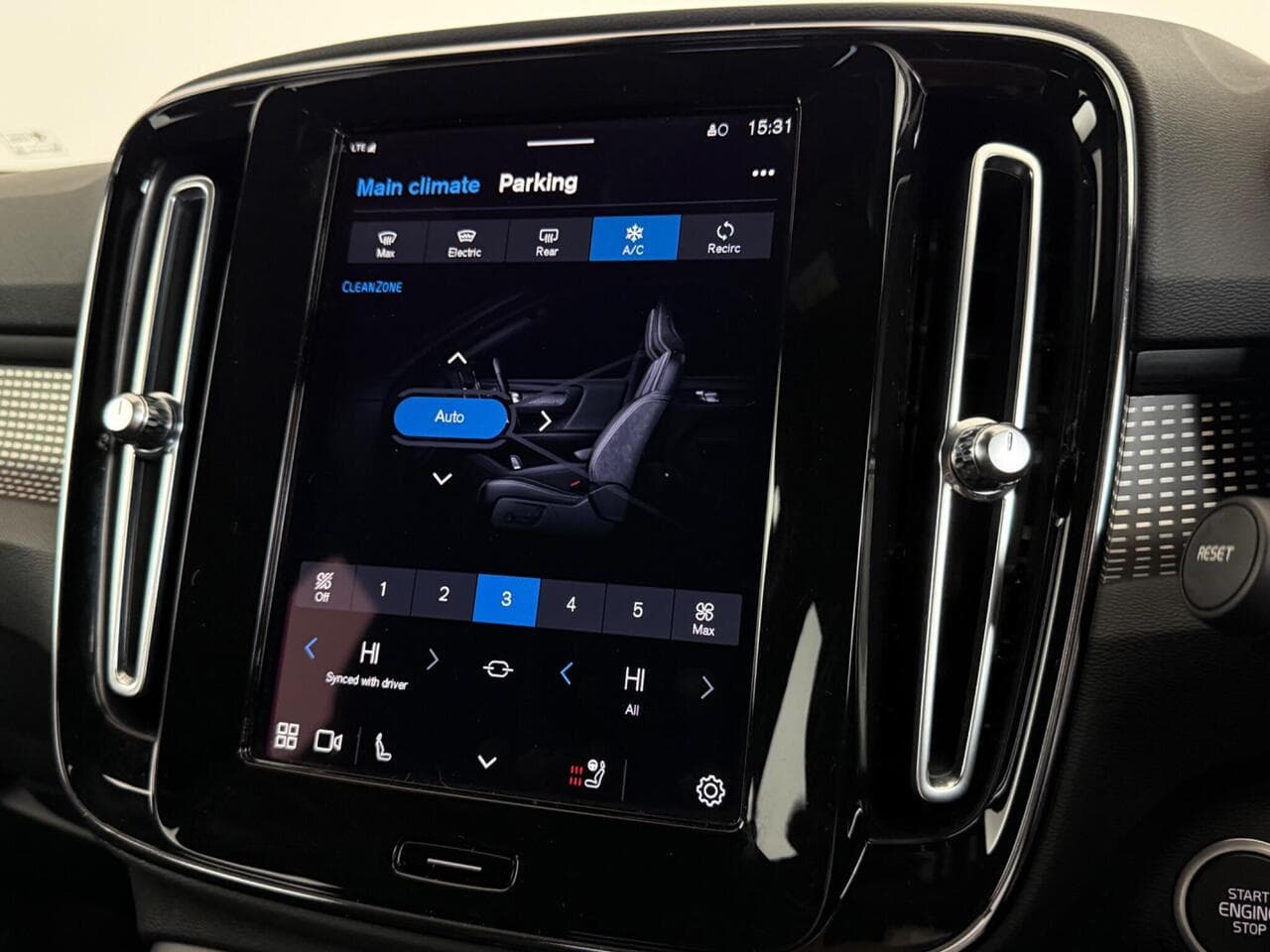 VOLVO XC40 thumbnail Infotainment System