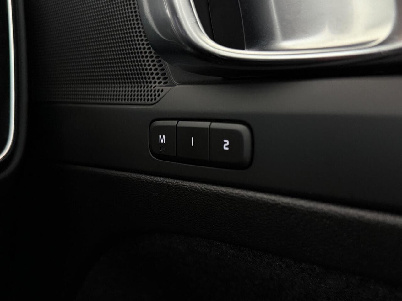 VOLVO XC40 thumbnail Misc Controls