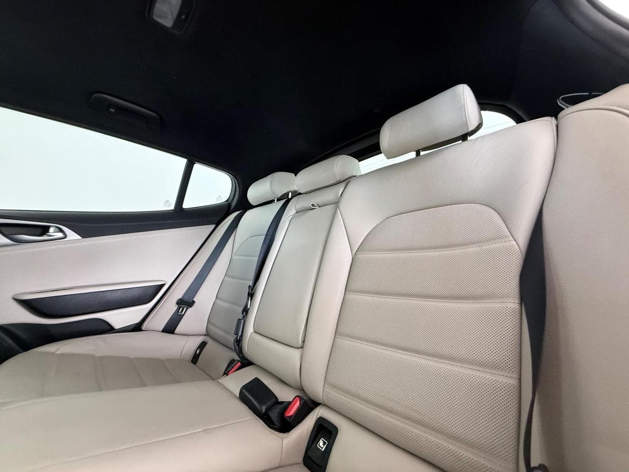 Kia Stinger thumbnail Seats Rear