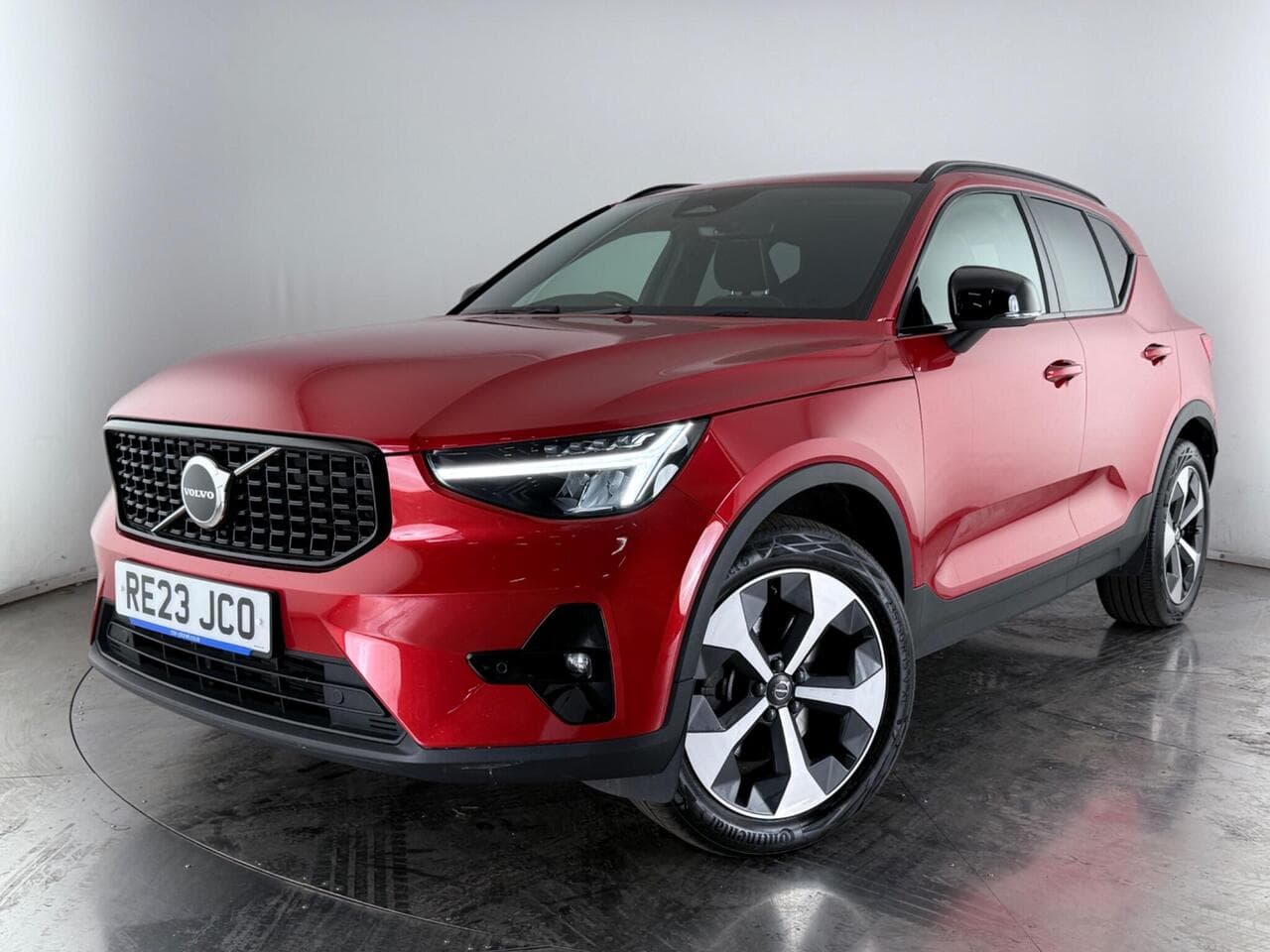 VOLVO XC40 thumbnail Front Left