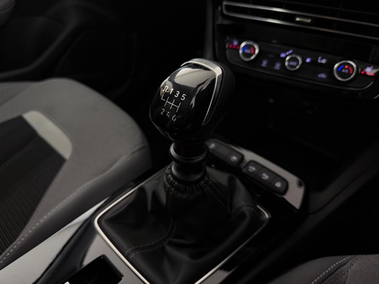 VAUXHALL Mokka thumbnail Interior Front