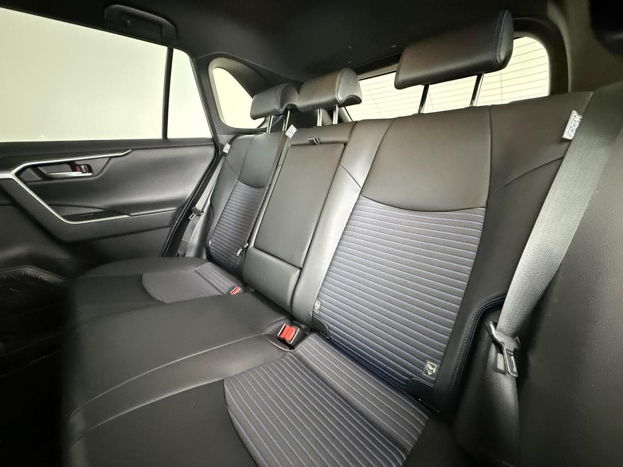 TOYOTA RAV4 thumbnail Seats Rear