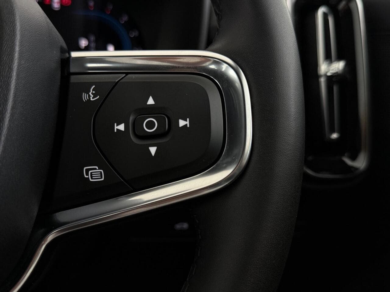 VOLVO XC40 thumbnail Misc Controls