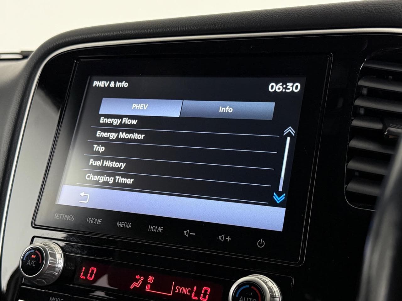 Mitsubishi Outlander thumbnail Infotainment System