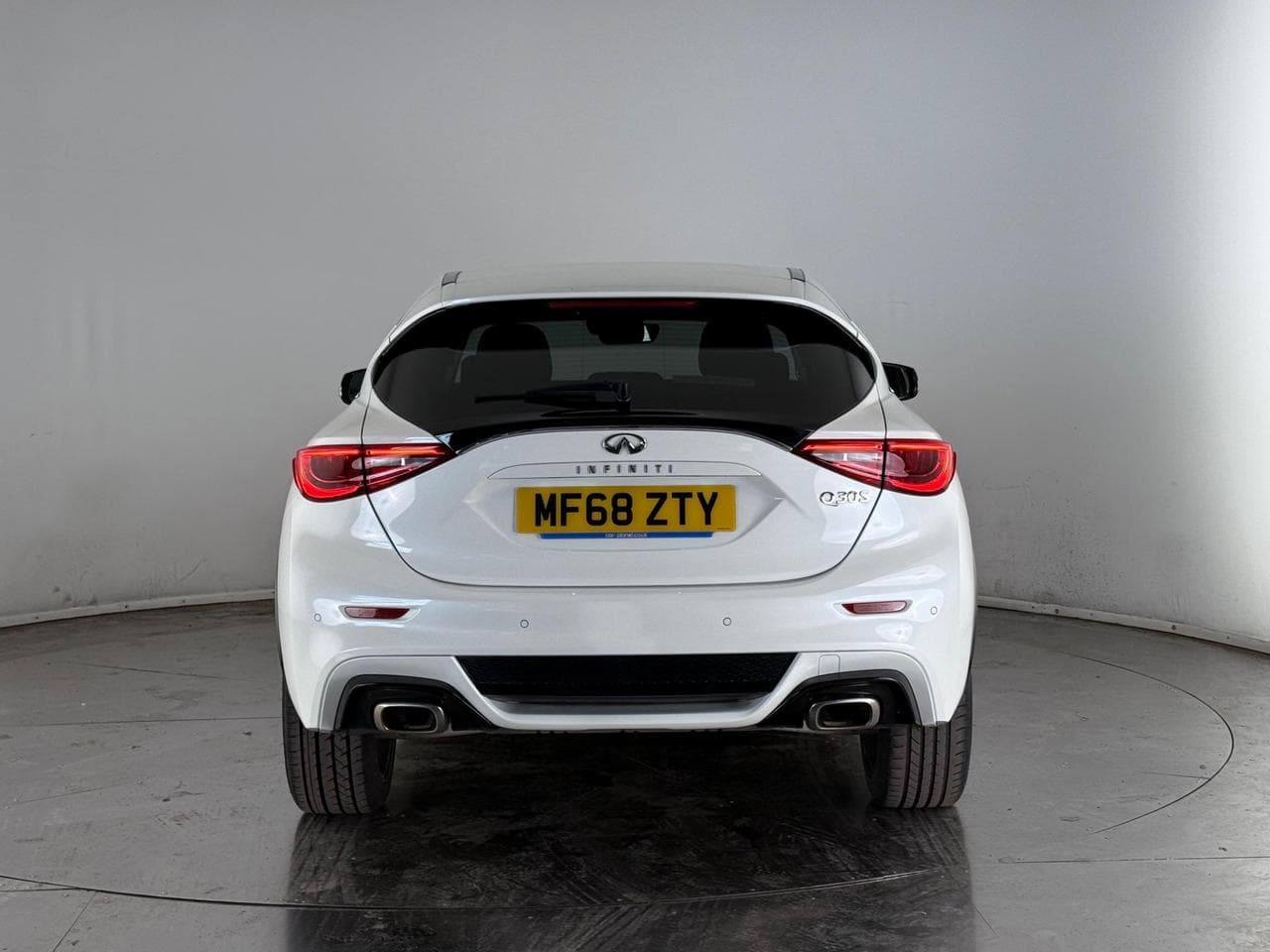 INFINITI Q30 thumbnail Rear