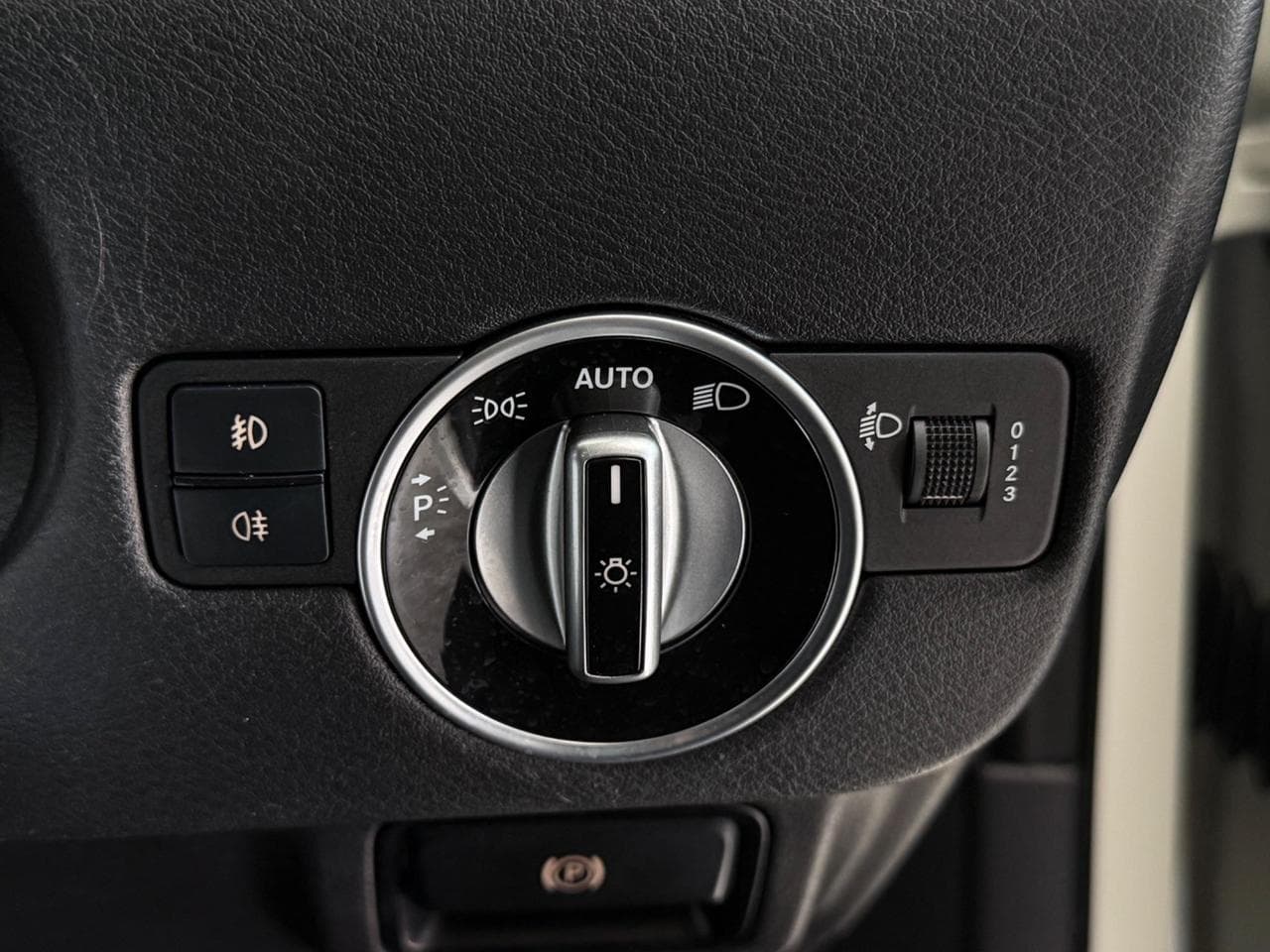 INFINITI Q30 thumbnail Misc Controls