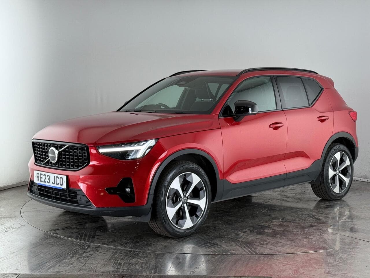VOLVO XC40 thumbnail Front Left