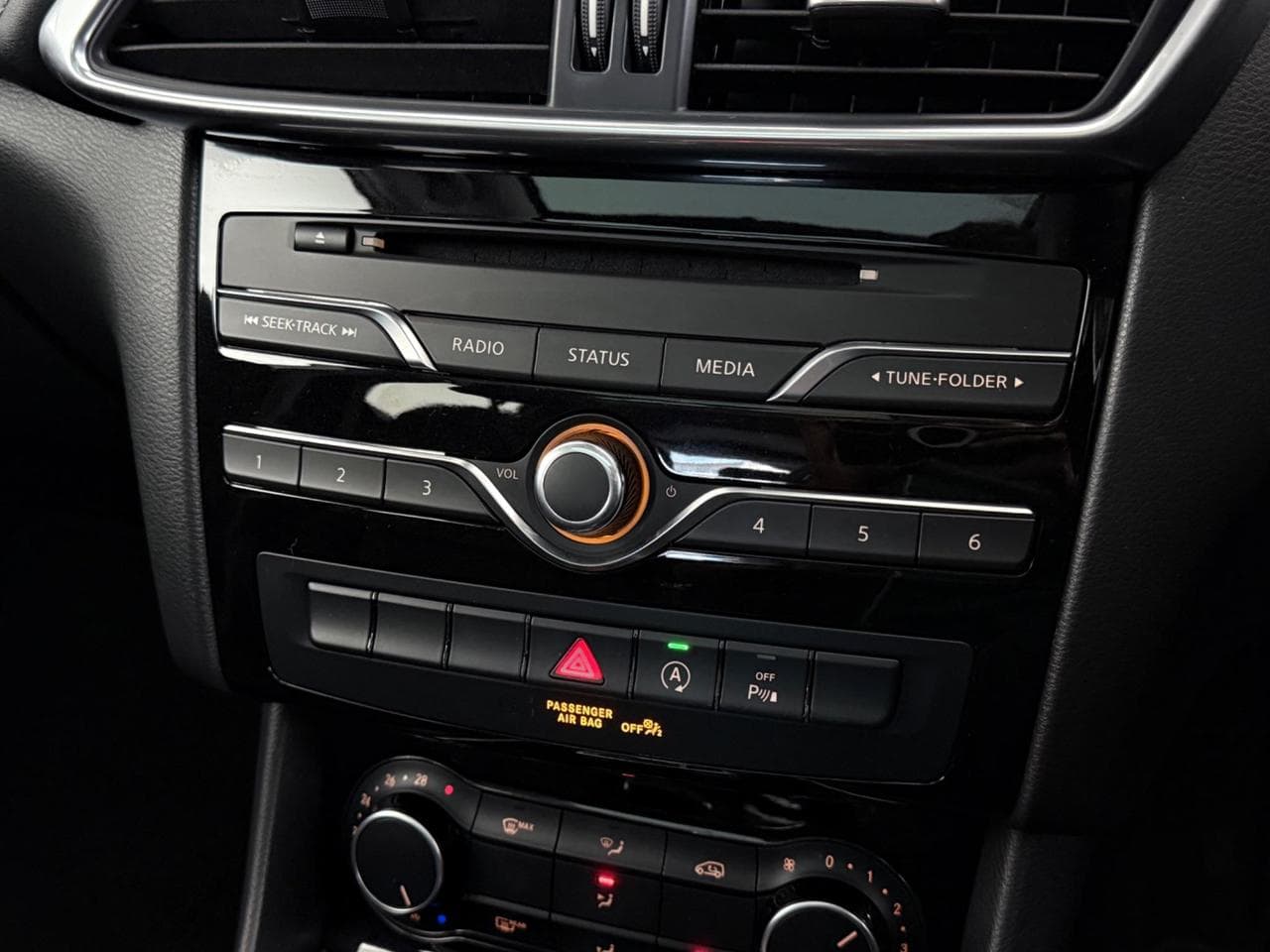 INFINITI Q30 thumbnail Misc Controls
