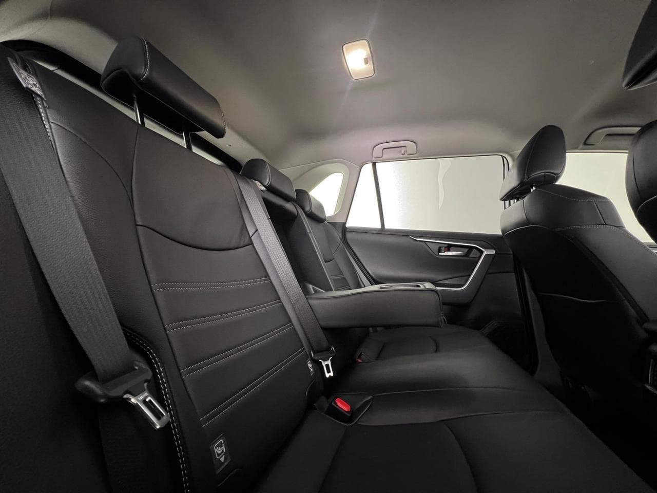 TOYOTA RAV4 thumbnail Seats Rear