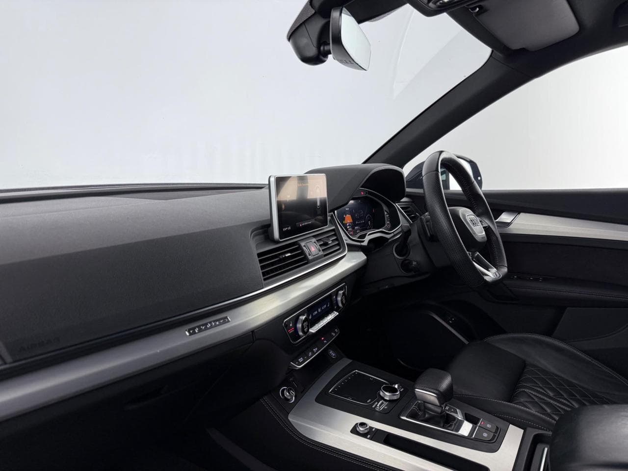 AUDI Q5 thumbnail Interior Front