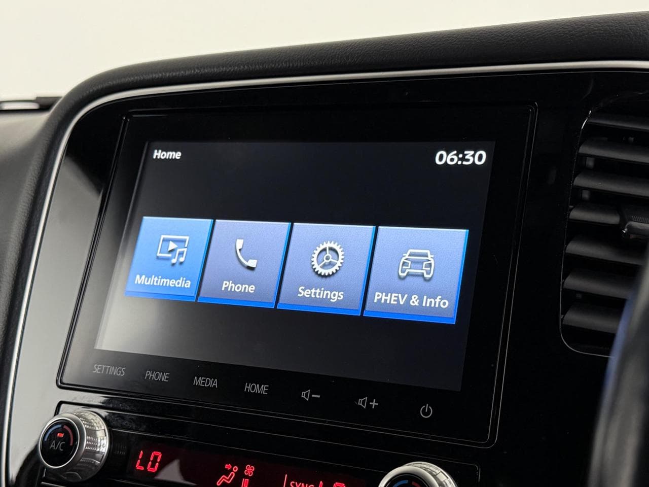 Mitsubishi Outlander thumbnail Infotainment System