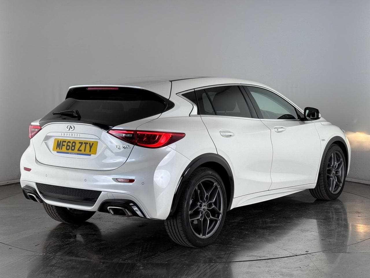 INFINITI Q30 thumbnail Rear Right