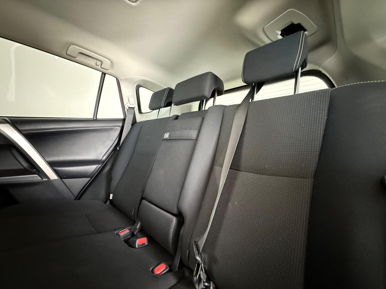 TOYOTA RAV4 thumbnail Seats Rear