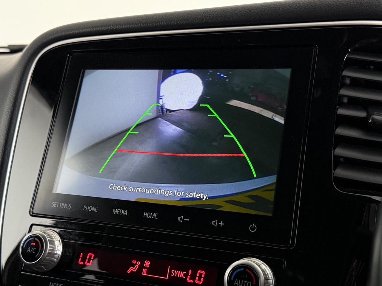 Mitsubishi Outlander thumbnail Infotainment System