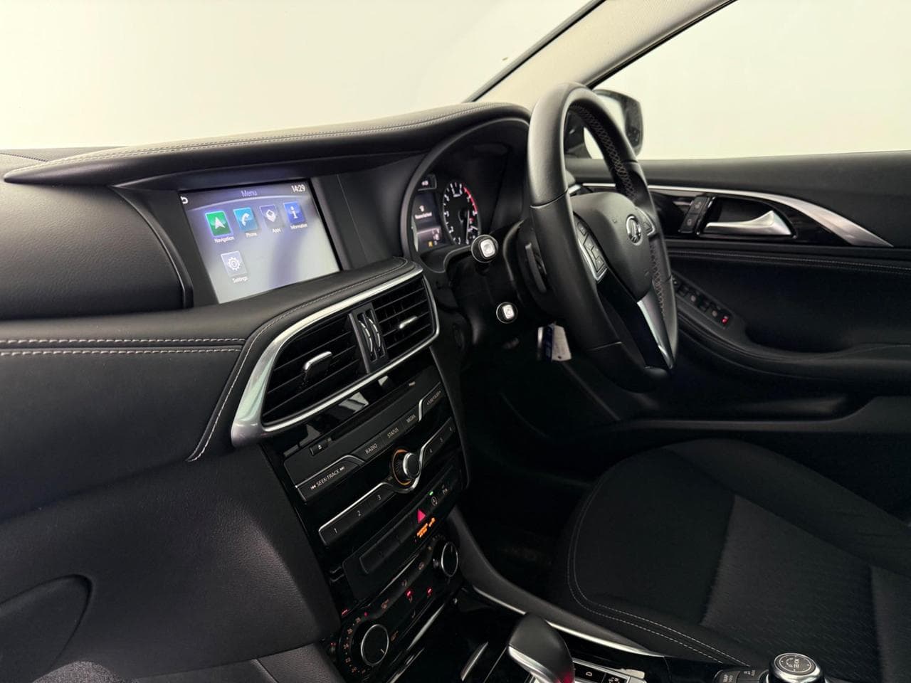 INFINITI Q30 thumbnail Interior Front