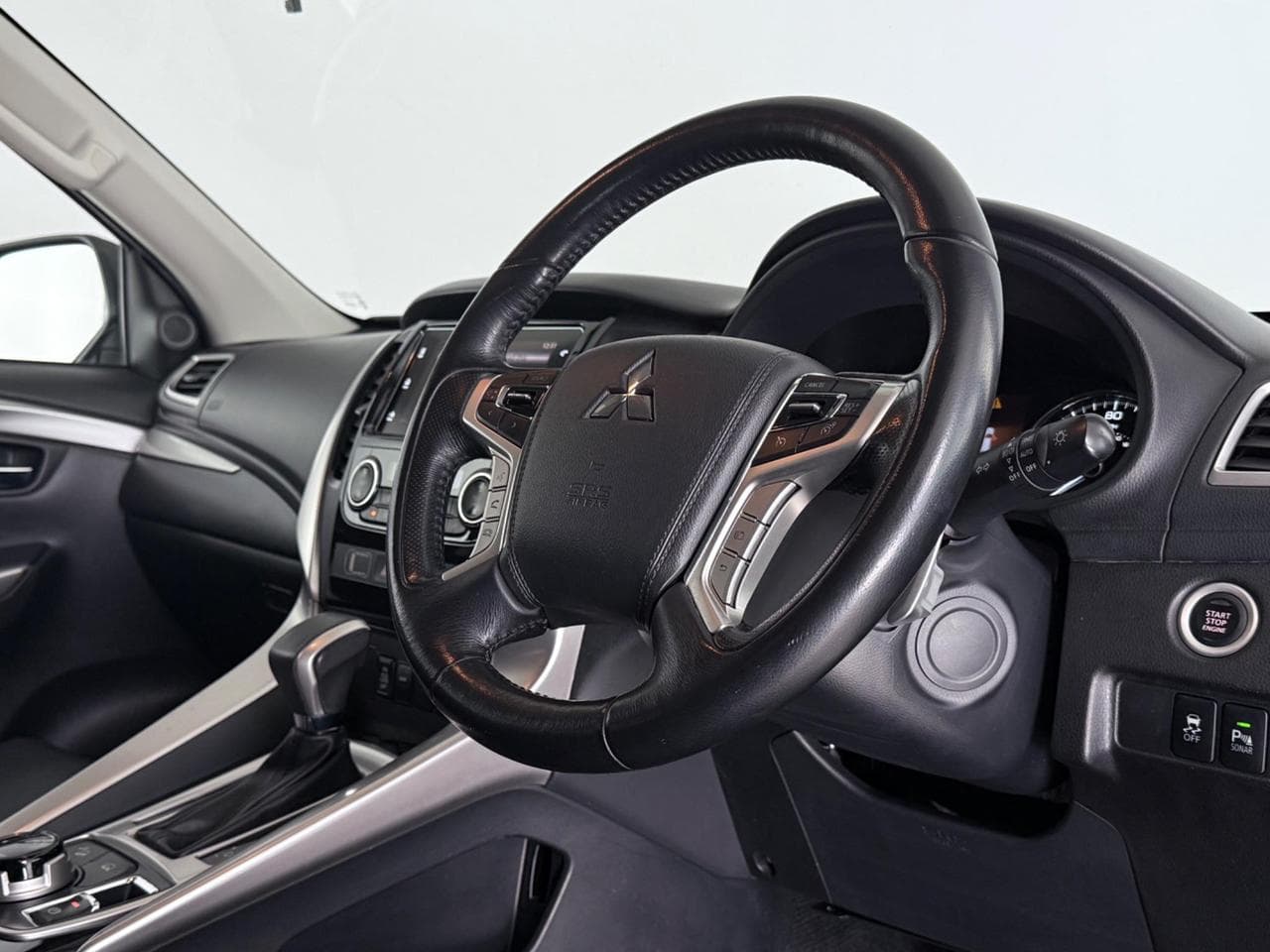 MITSUBISHI Shogun Sport thumbnail Interior Front