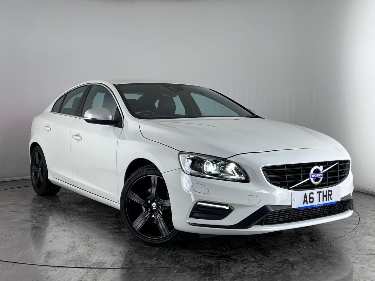 VOLVO S60 thumbnail Front Right