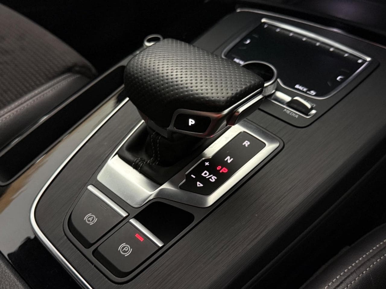AUDI Q5 thumbnail Interior Front