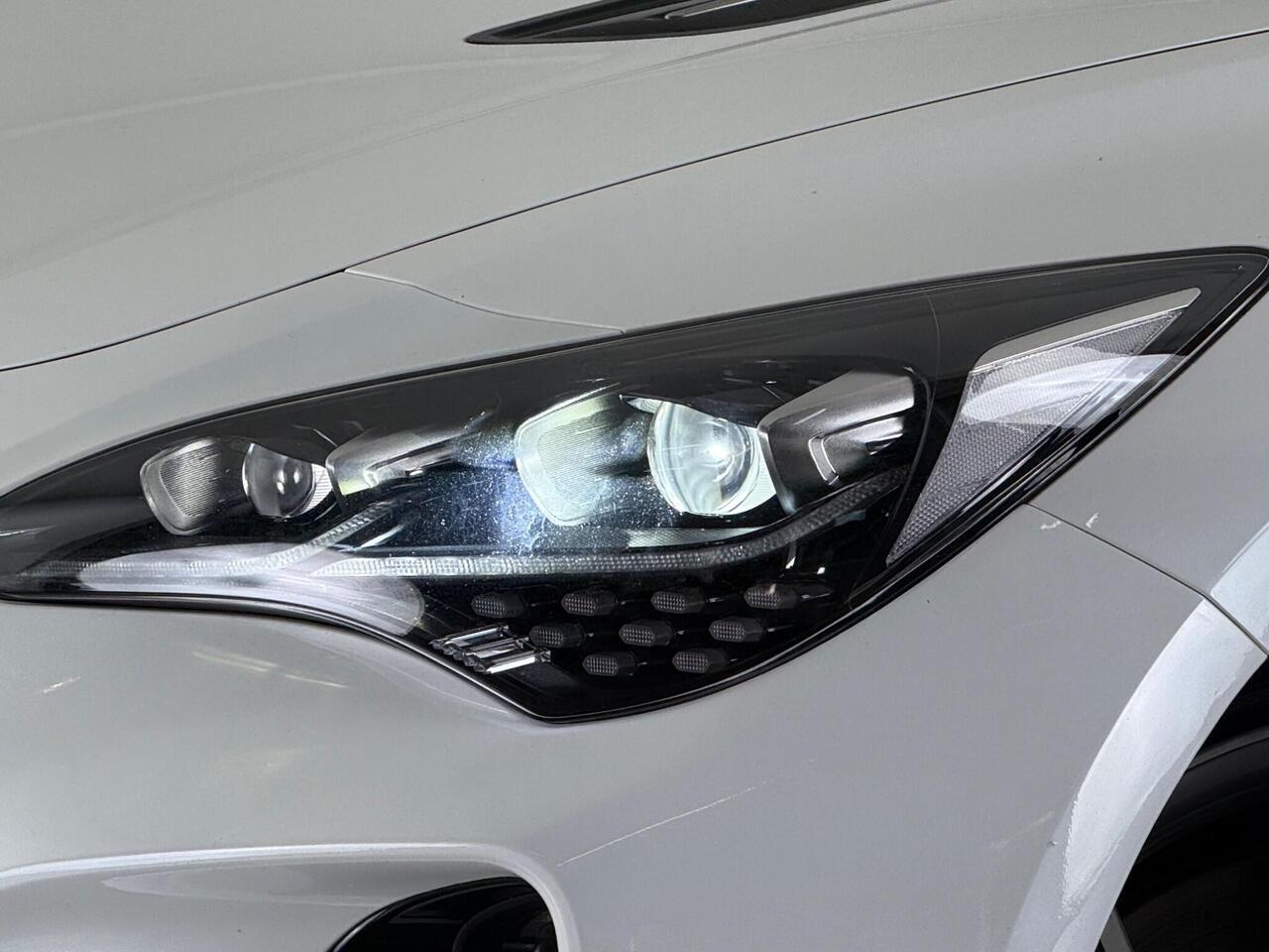 KIA Stinger thumbnail Lights Front