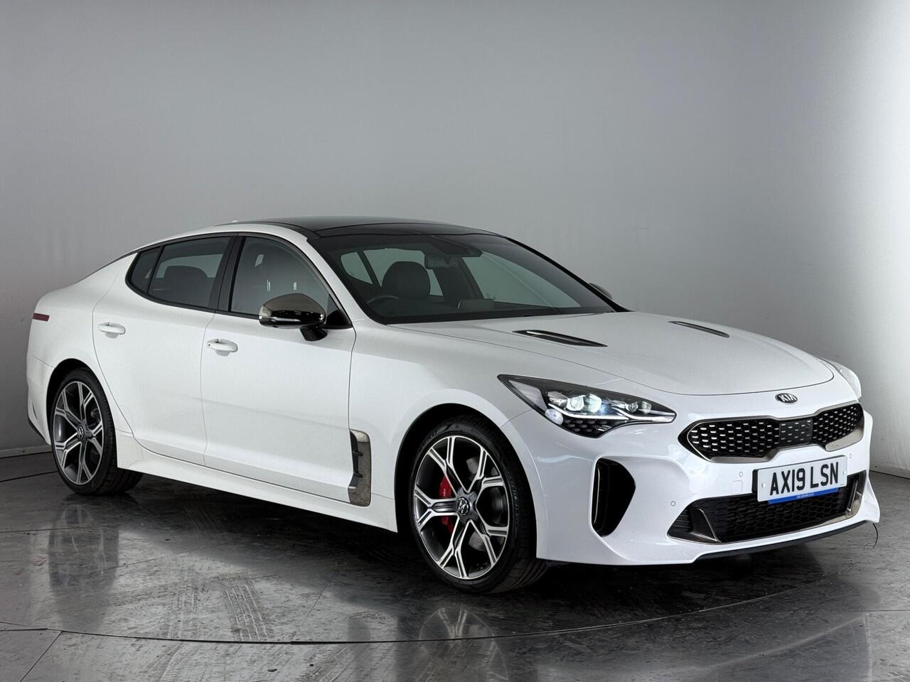 KIA Stinger thumbnail Front Right
