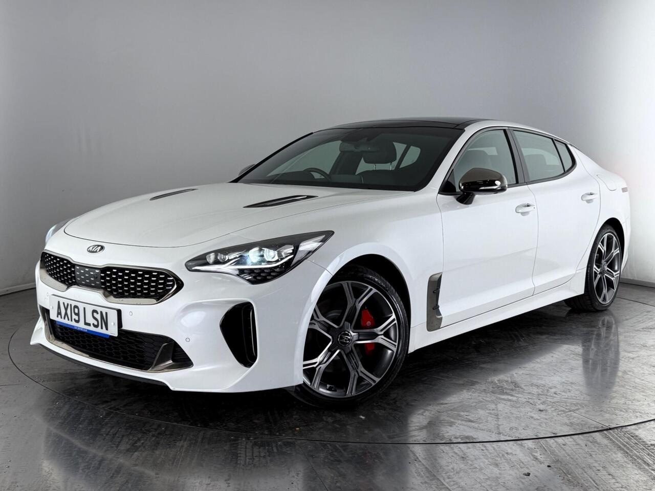 KIA Stinger thumbnail Front Left